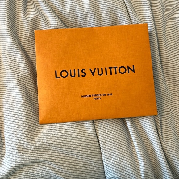Louis Vuitton - Picture 1 of 2